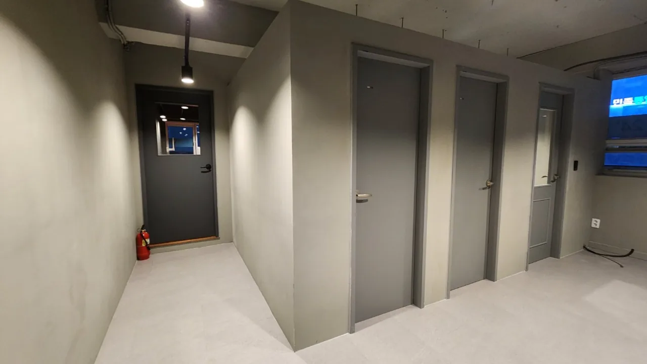 외대점 내부 복도와 연습실 입구